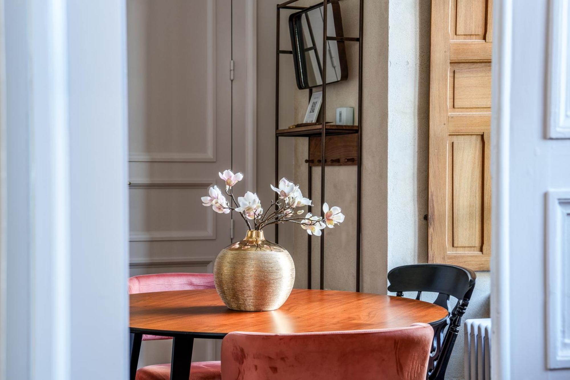 Appartement Raffine Vue Cathedrale, Jardin, Wifi Tours Exteriör bild